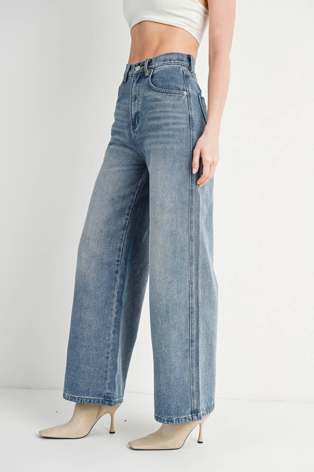 HIGH-RISE WIDE-LEG JEANS