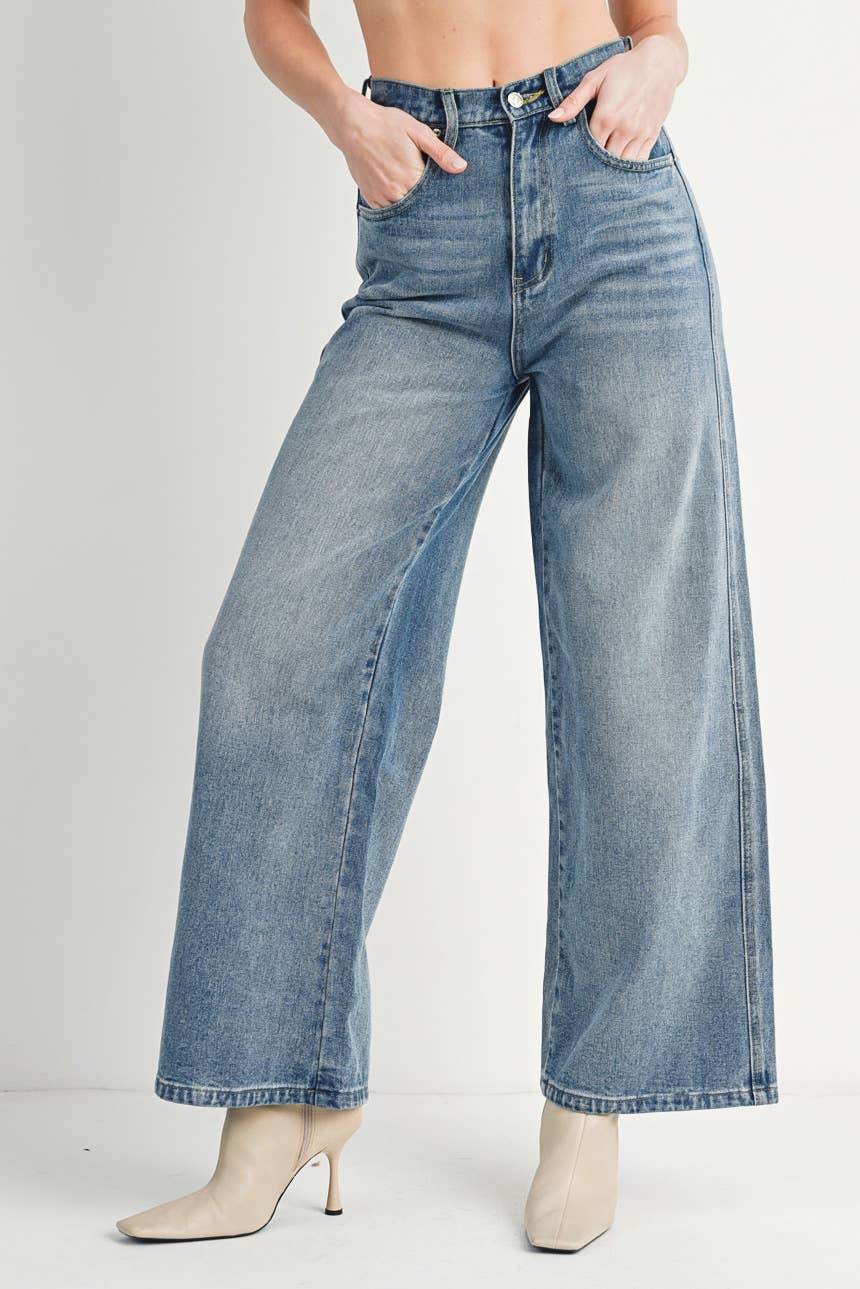 HIGH-RISE WIDE-LEG JEANS